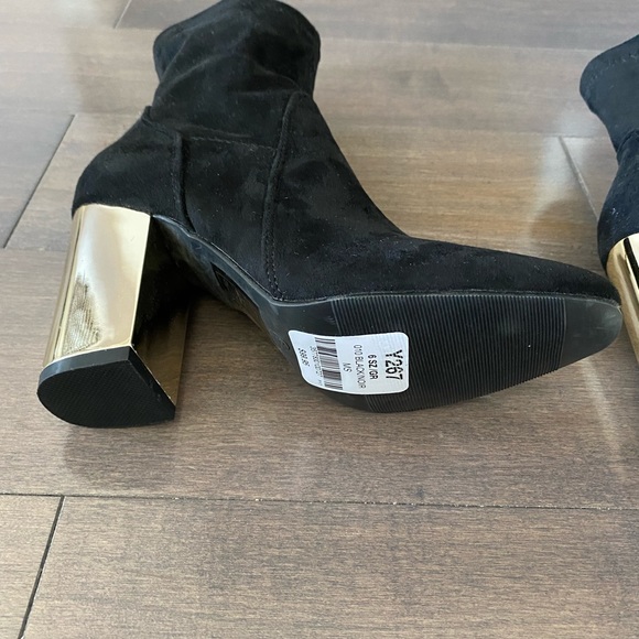 BNWT. Le chateau black booties. Size 6. - Picture 4 of 5